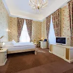Chateau Cihelny فندق 4*